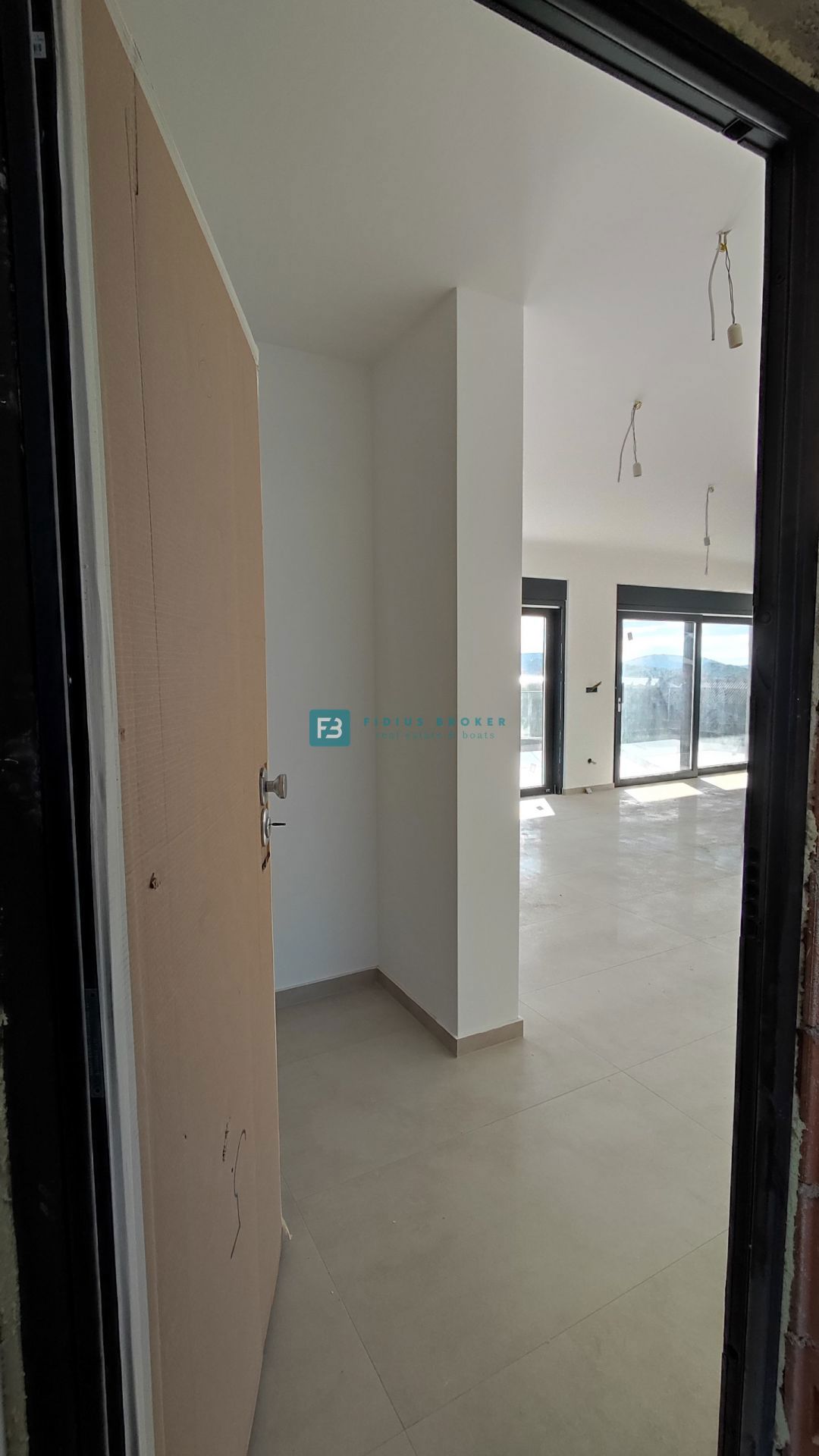 TRIBUNJ, novogradnja, 2. nad., 350 m od morja, 3 spalnice, terasa