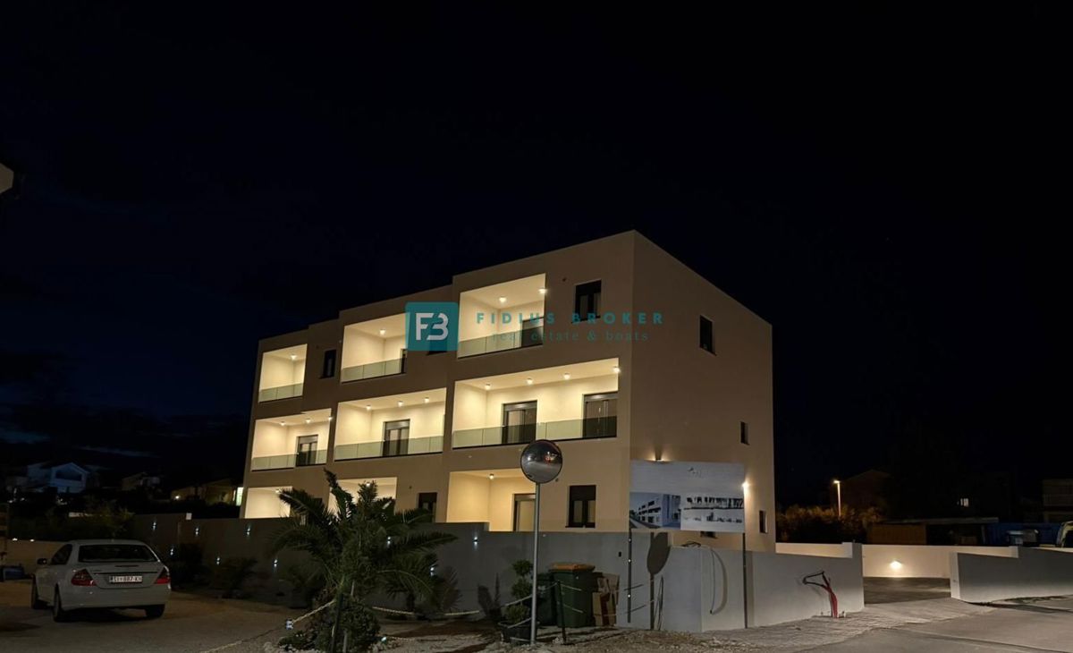 VODICE, novogradnja, dvoetažno stanovanje, vrt 35 m2, S3