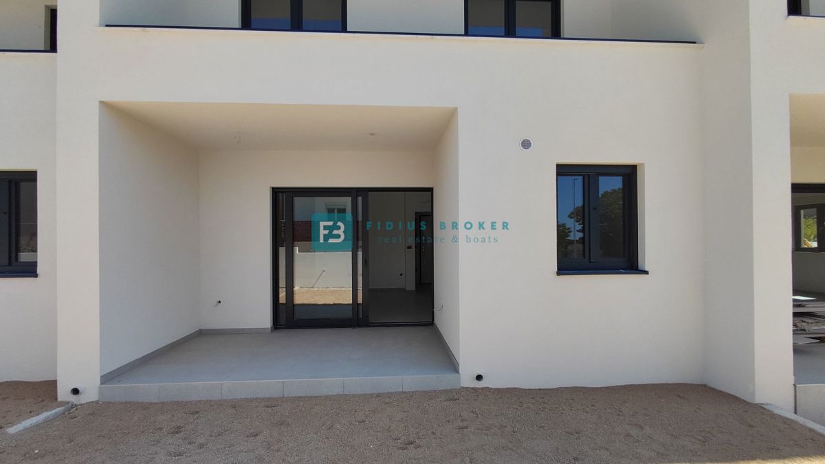 VODICE, novogradnja, dvoetažno stanovanje, vrt 35 m2, S3