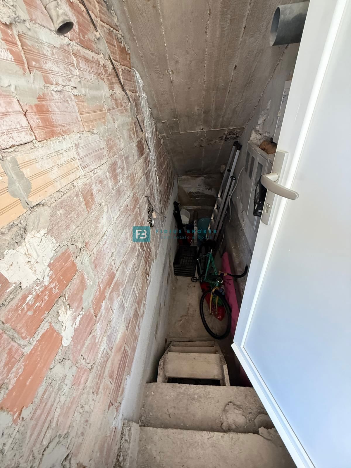 VODICE, samostojna hiša, 430 m do plaže, 5 apartmajev