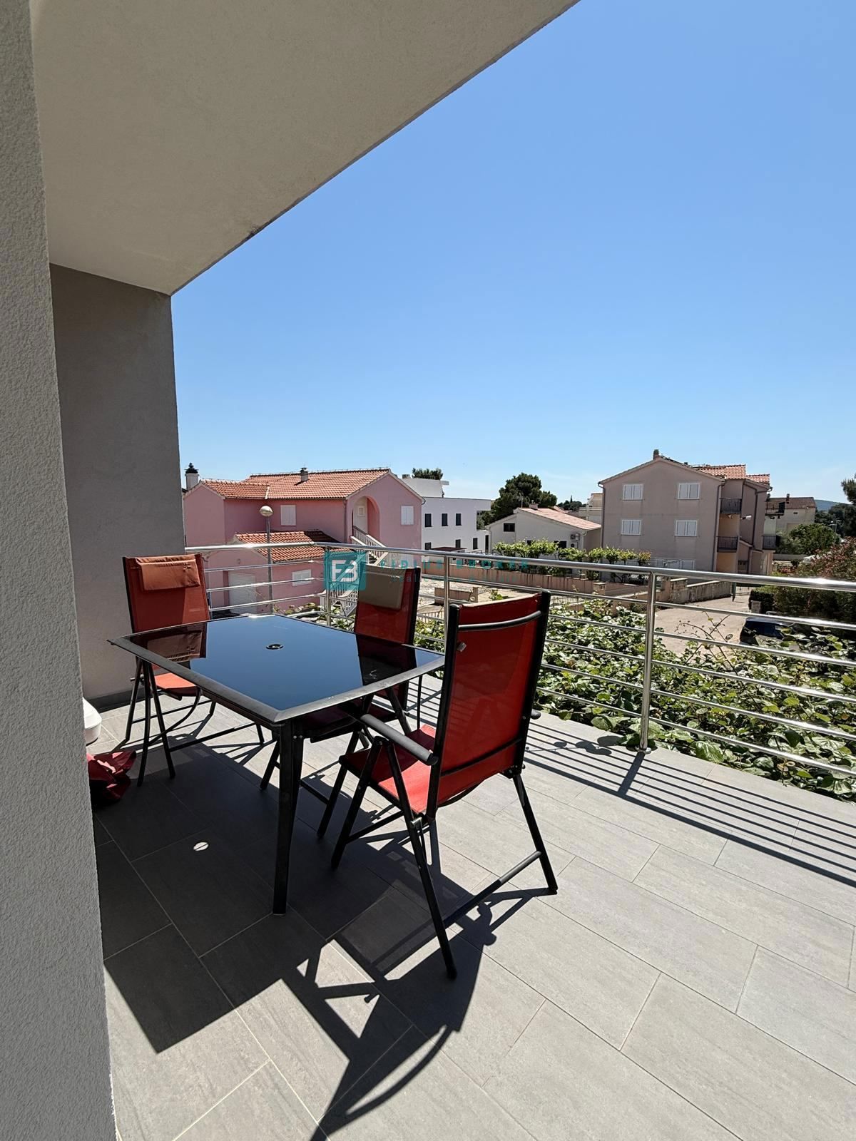 VODICE, samostojna hiša, 430 m do plaže, 5 apartmajev