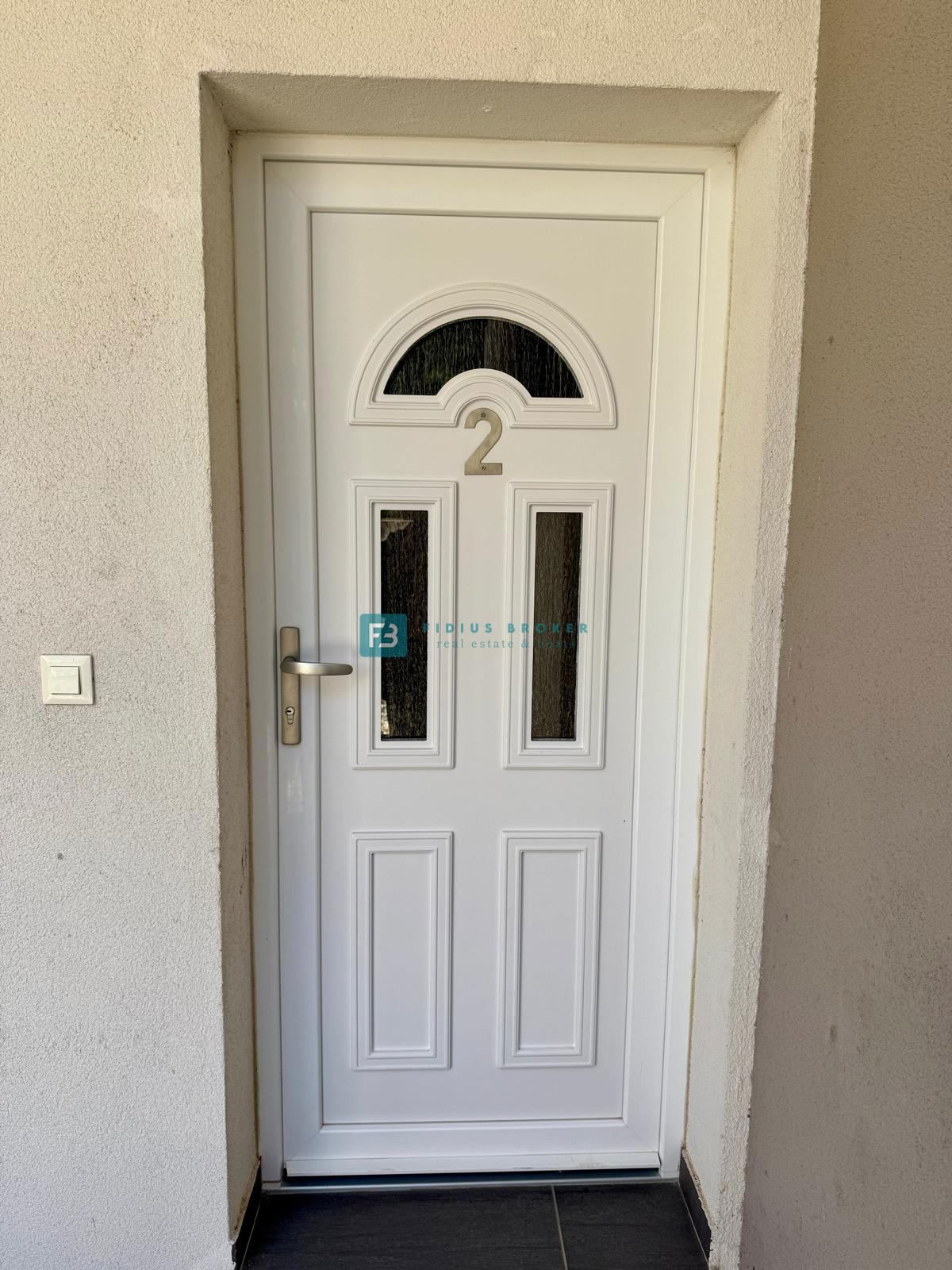 VODICE, samostojna hiša, 430 m do plaže, 5 apartmajev