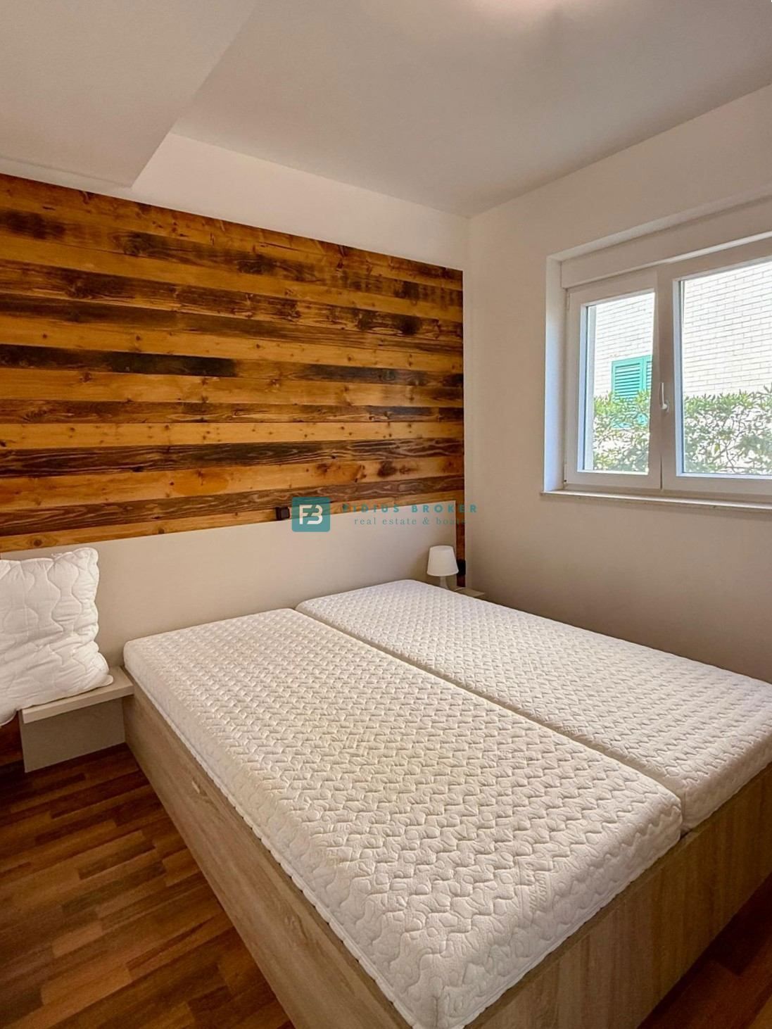 VODICE, samostojna hiša, 430 m do plaže, 5 apartmajev