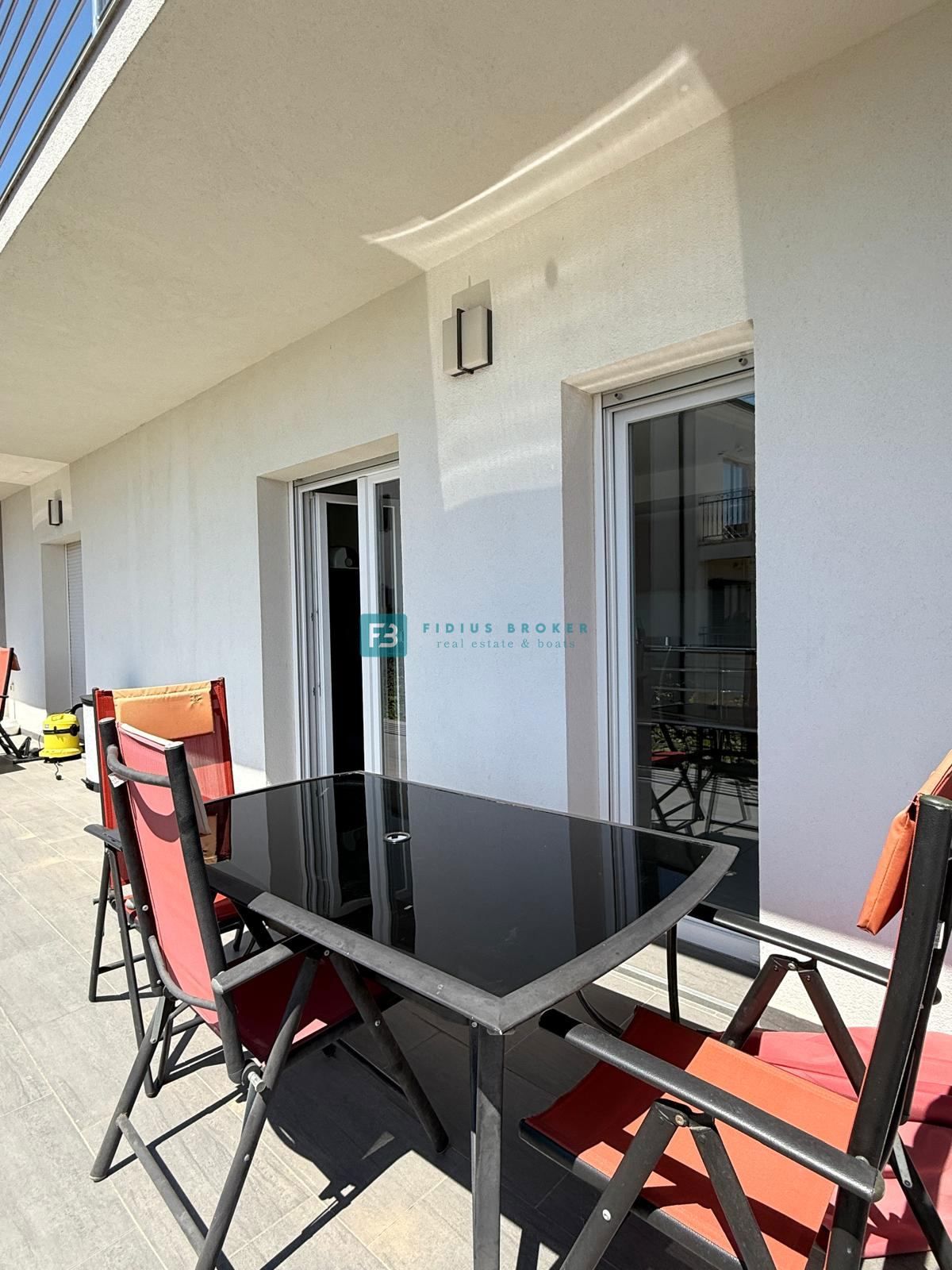 VODICE, samostojna hiša, 430 m do plaže, 5 apartmajev