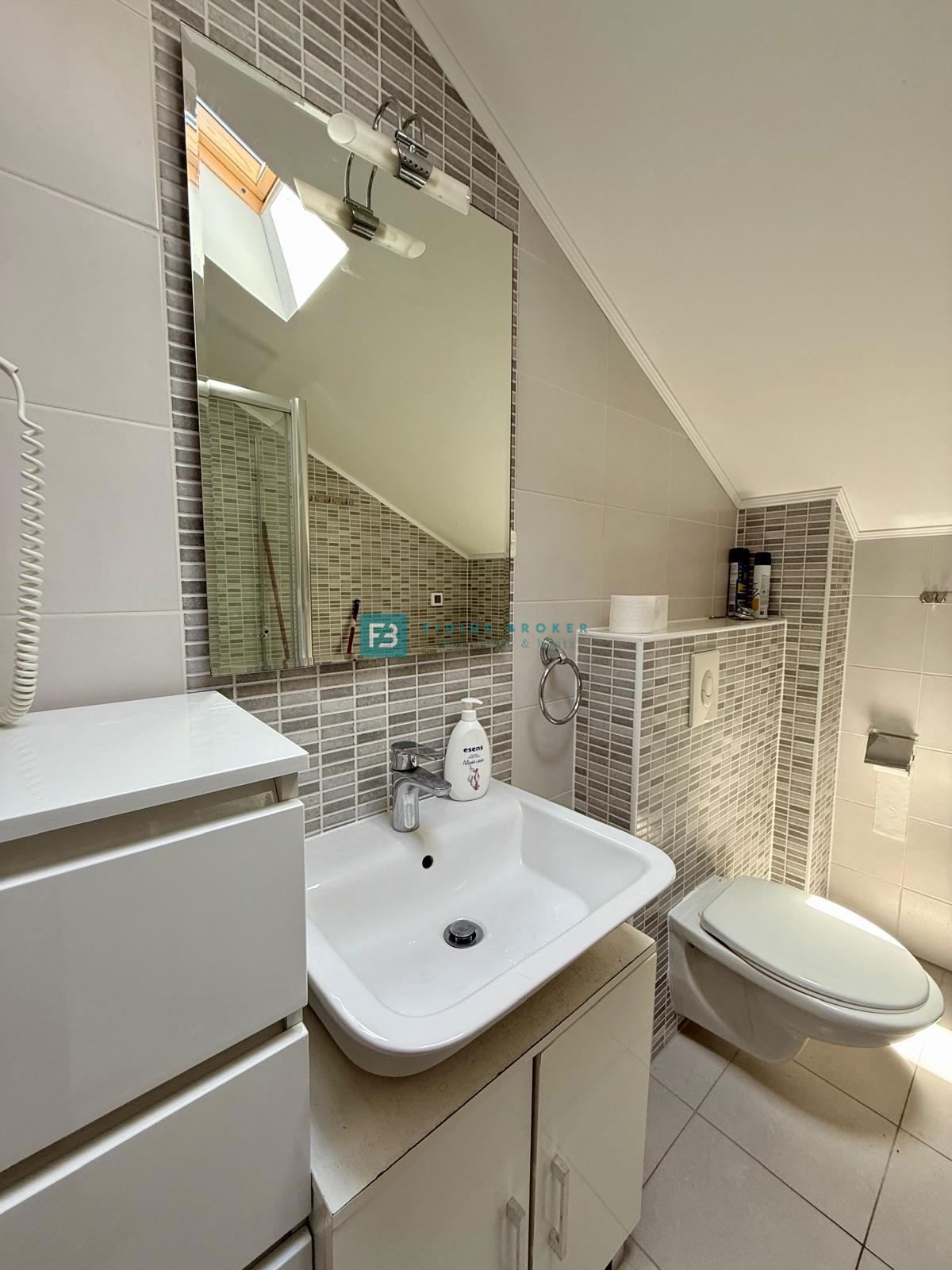 VODICE, samostojna hiša, 430 m do plaže, 5 apartmajev