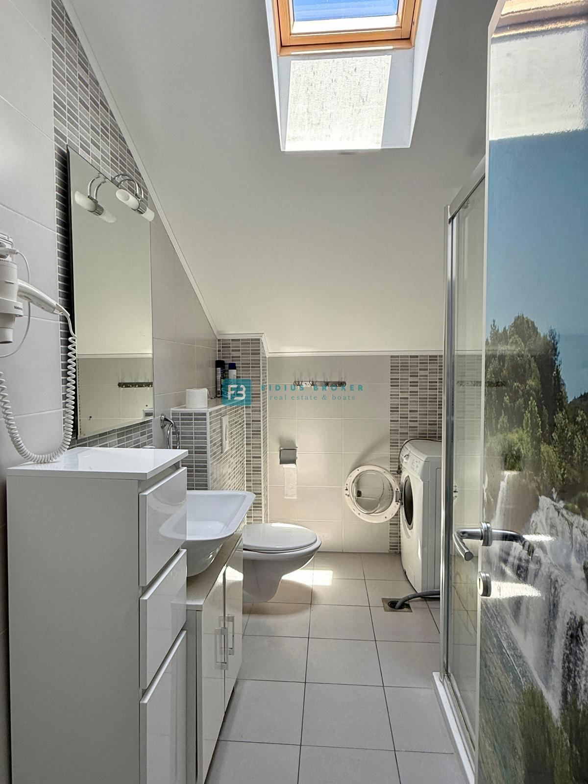 VODICE, samostojna hiša, 430 m do plaže, 5 apartmajev