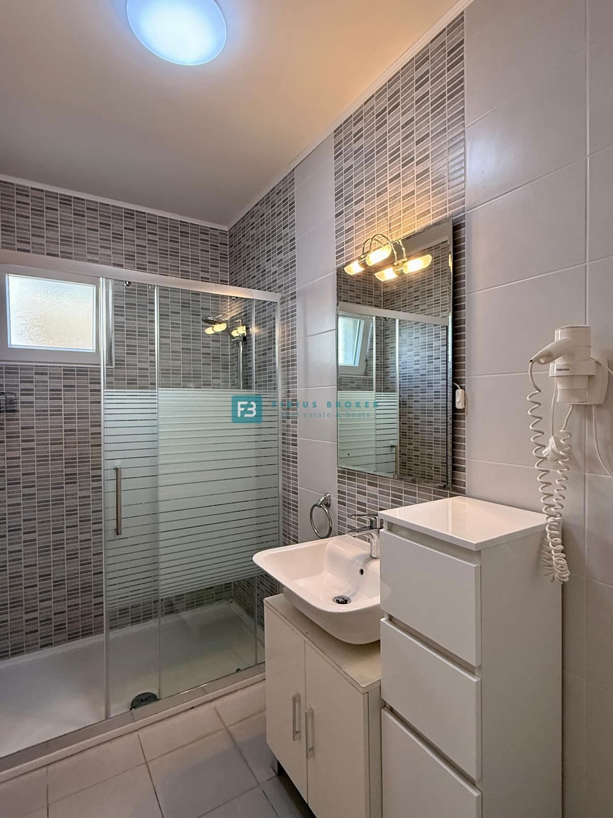 VODICE, samostojna hiša, 430 m do plaže, 5 apartmajev