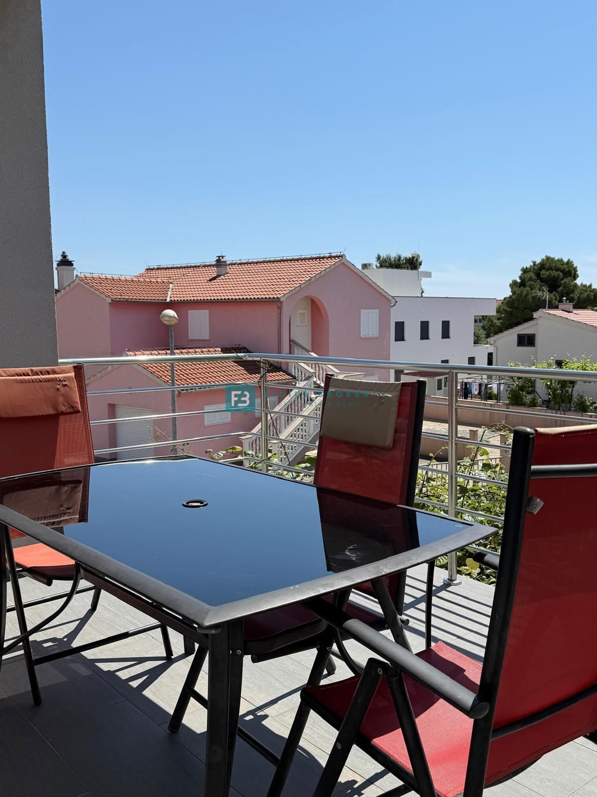 VODICE, samostojna hiša, 430 m do plaže, 5 apartmajev