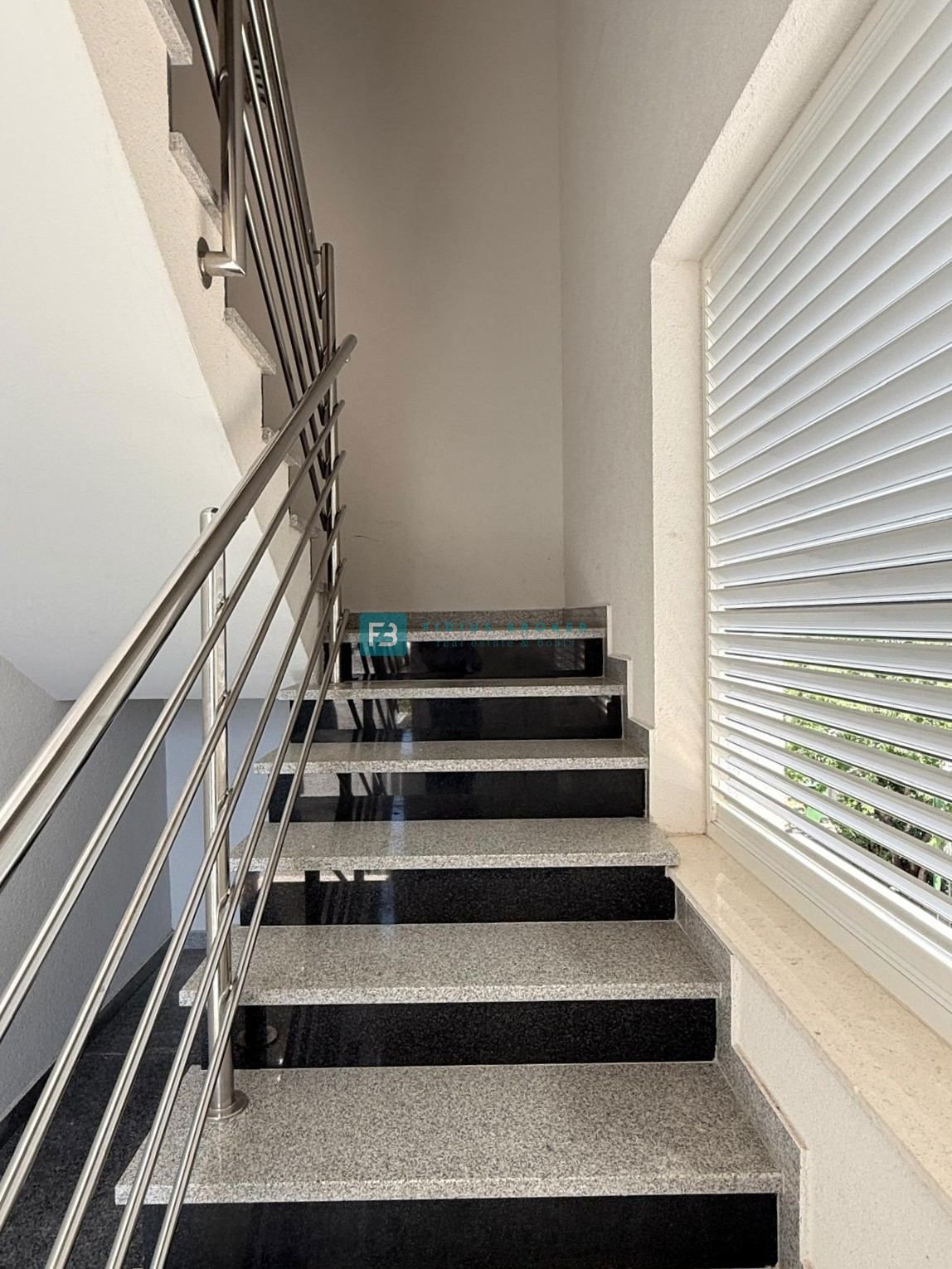 VODICE, samostojna hiša, 430 m do plaže, 5 apartmajev