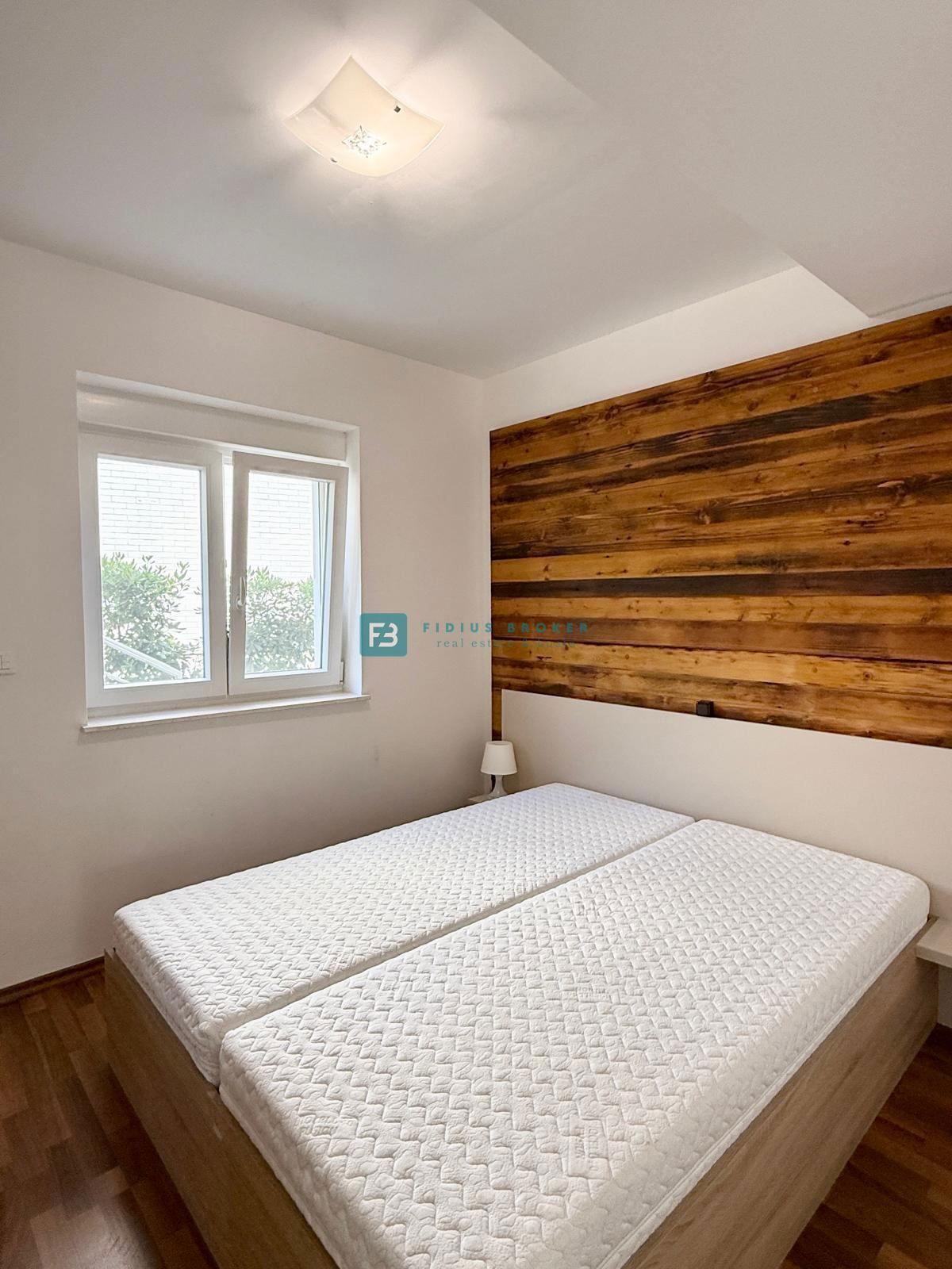 VODICE, samostojna hiša, 430 m do plaže, 5 apartmajev