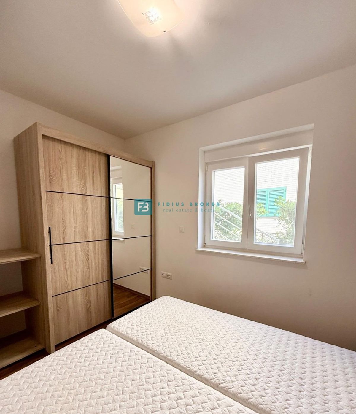 VODICE, samostojna hiša, 430 m do plaže, 5 apartmajev