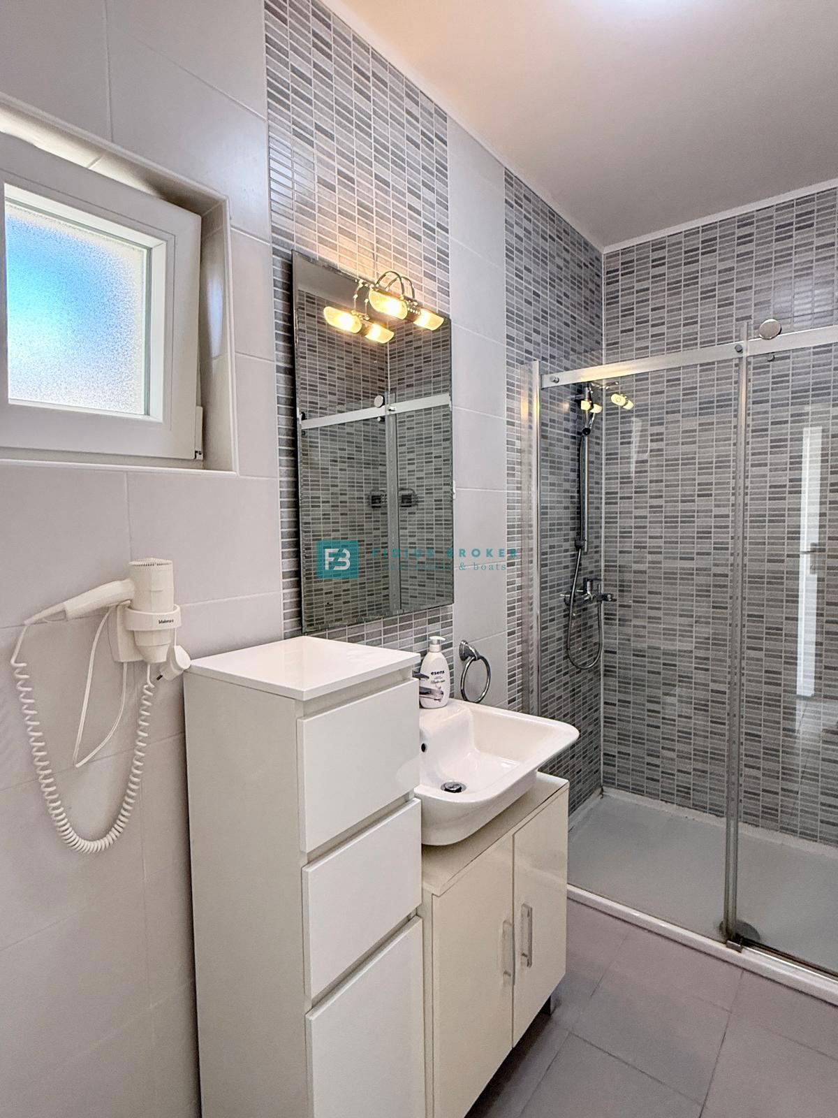 VODICE, samostojna hiša, 430 m do plaže, 5 apartmajev