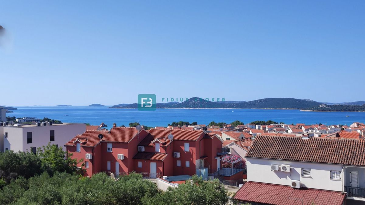 VODICE, novogradnja, 1. nadstropje, pogled na morje, 3 sobe, dvigalo, parkirišče, shramba