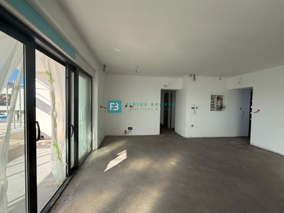 VODICE, novogradnja, 1. nadstropje, 3 spalnice, pogled na morje, shramba