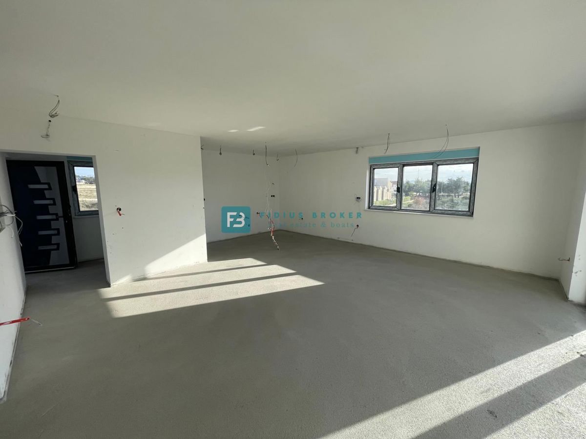 VODICE, novogradnja, 1. nadstropje, 3 spalnice, pogled na morje, shramba