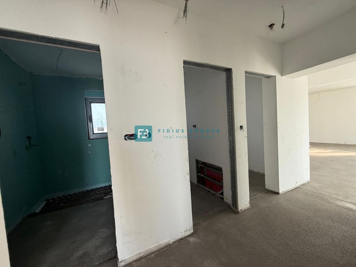 VODICE, novogradnja, 1. nadstropje, 3 spalnice, pogled na morje, shramba