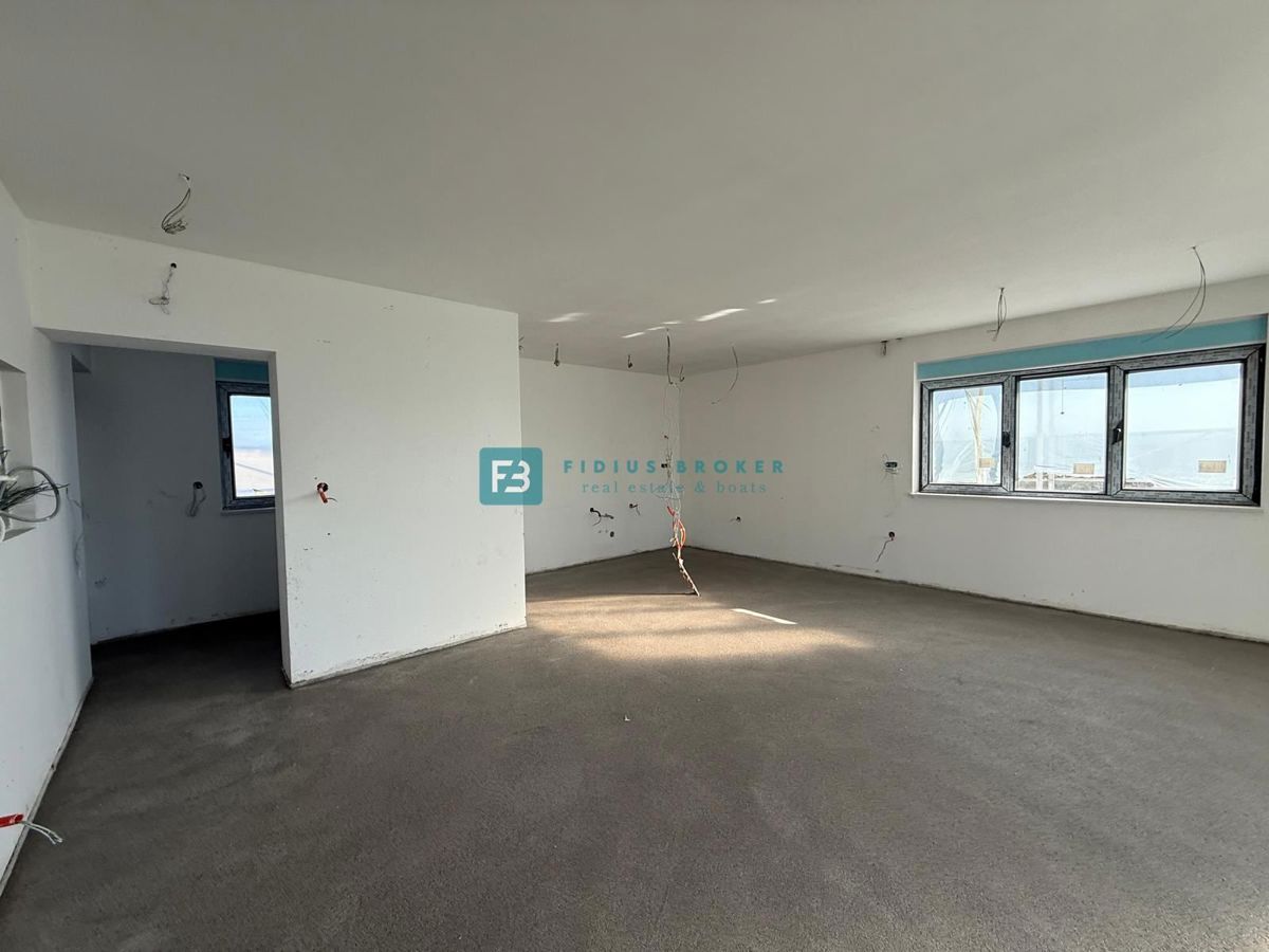 VODICE, novogradnja, 1. nadstropje, 3 spalnice, pogled na morje, shramba