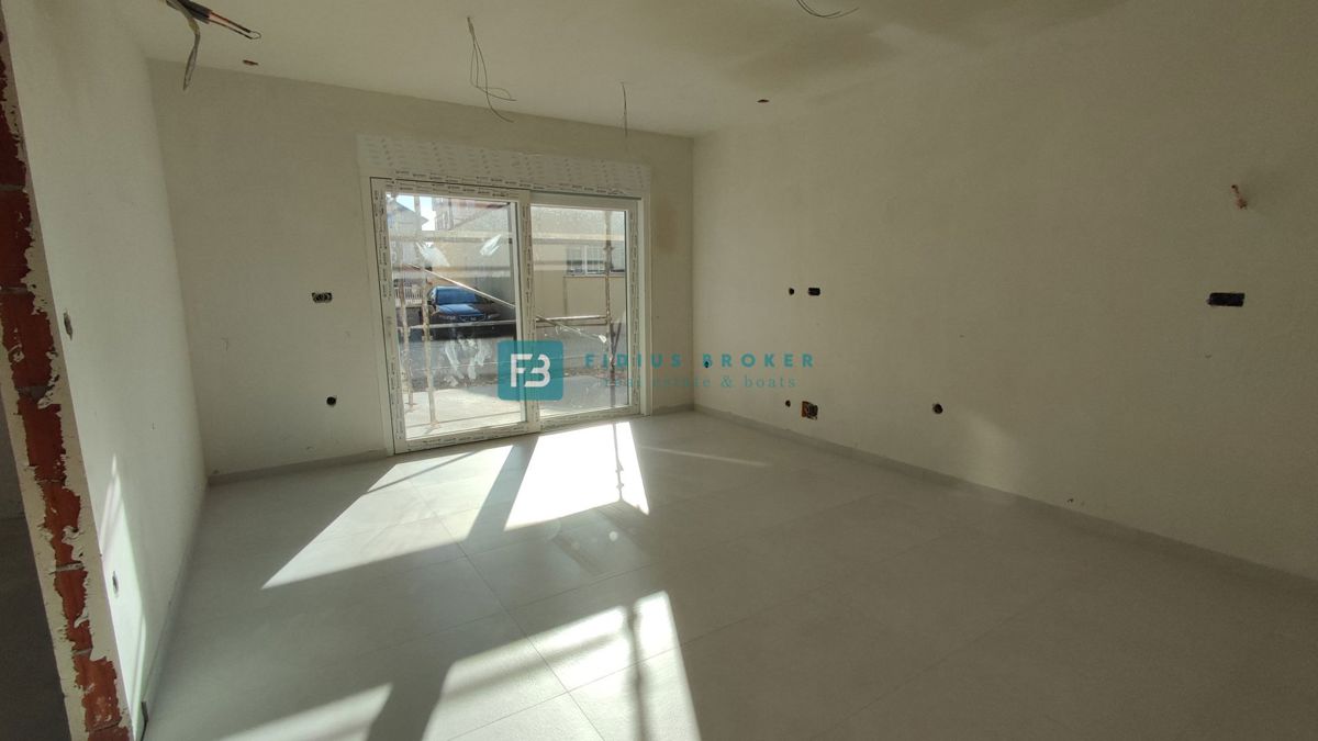 VODICE, novogradnja, pritličje, 650 m do plaže