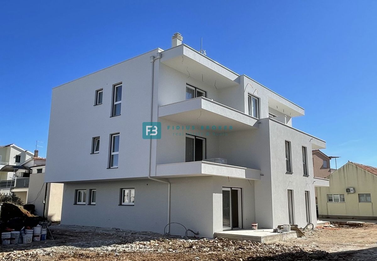 VODICE, novogradnja, pritličje, 650 m do plaže