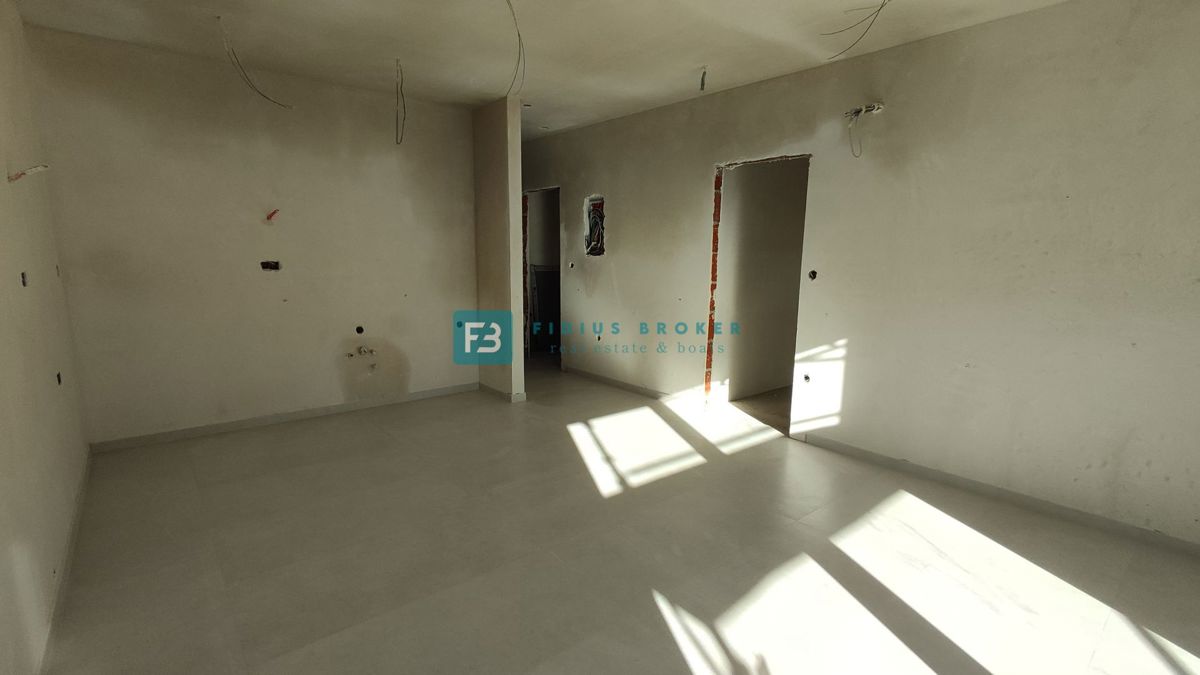 VODICE, novogradnja, pritličje, 650 m do plaže