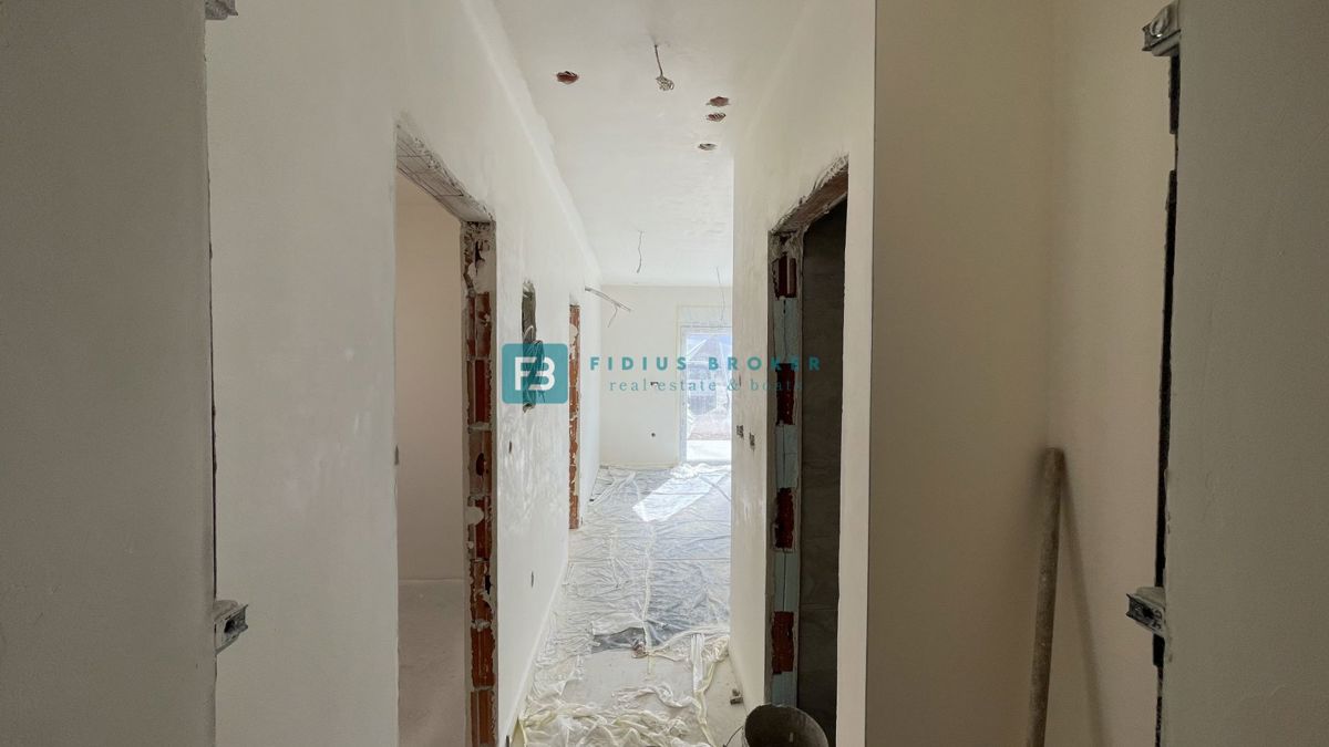 VODICE, novogradnja, pritličje, 650 m do plaže