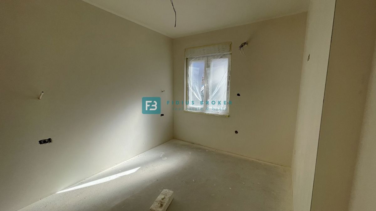 VODICE, novogradnja, pritličje, 650 m do plaže