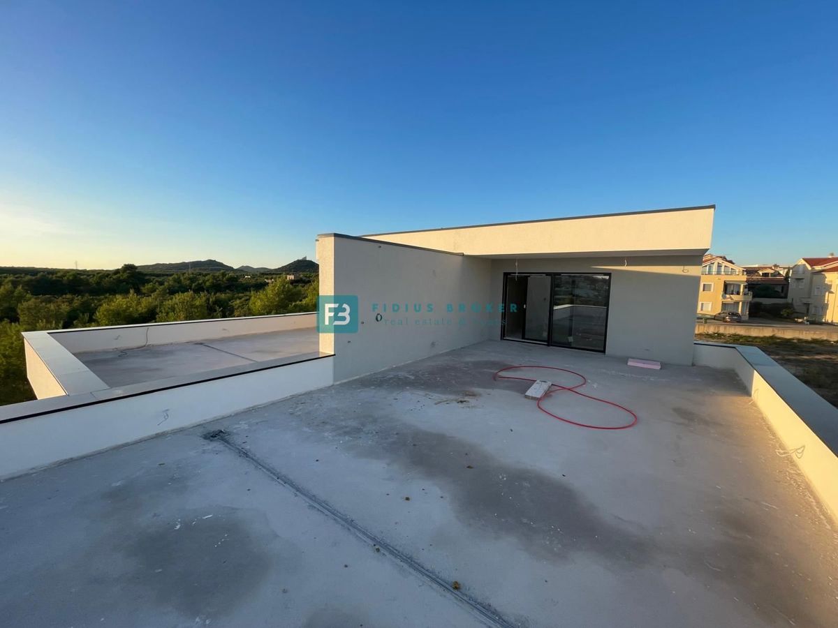 VODICE, novogradnja, dvoetažno stanovanje, pogled na morje, strešna terasa