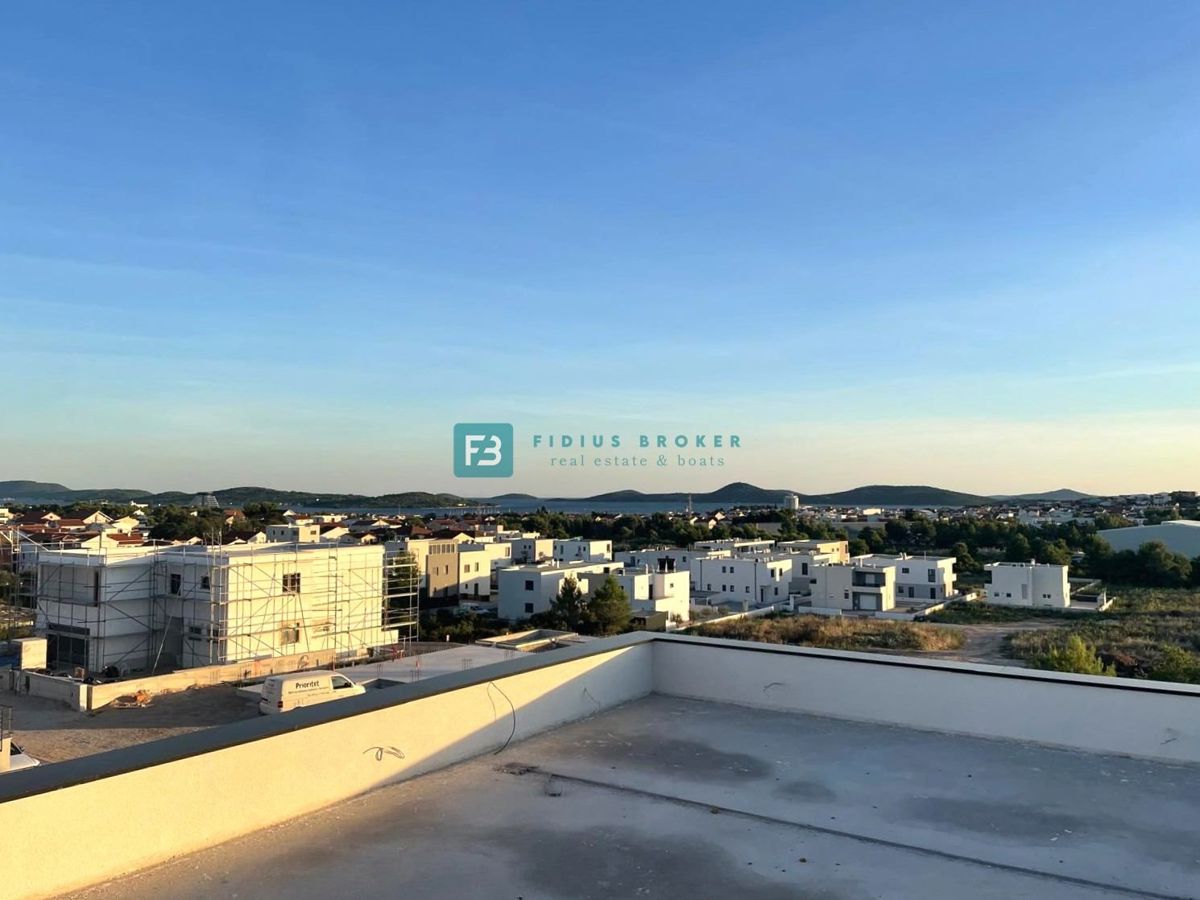 VODICE, novogradnja, dvoetažno stanovanje, pogled na morje, strešna terasa