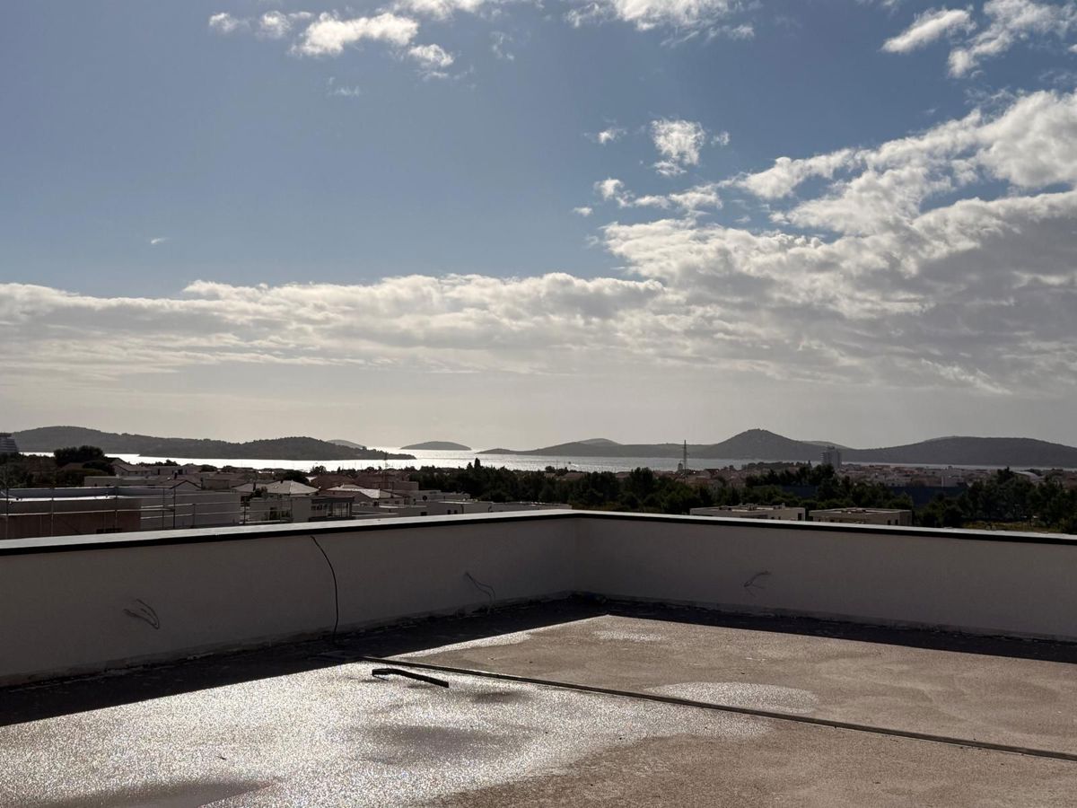 VODICE, novogradnja, dvoetažno stanovanje, pogled na morje, strešna terasa