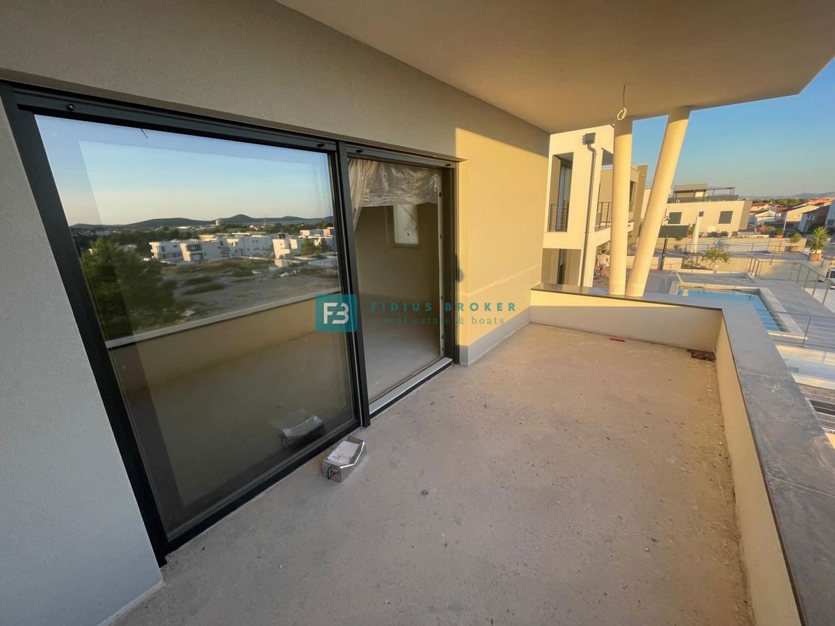 VODICE, novogradnja, dvoetažno stanovanje, pogled na morje, strešna terasa