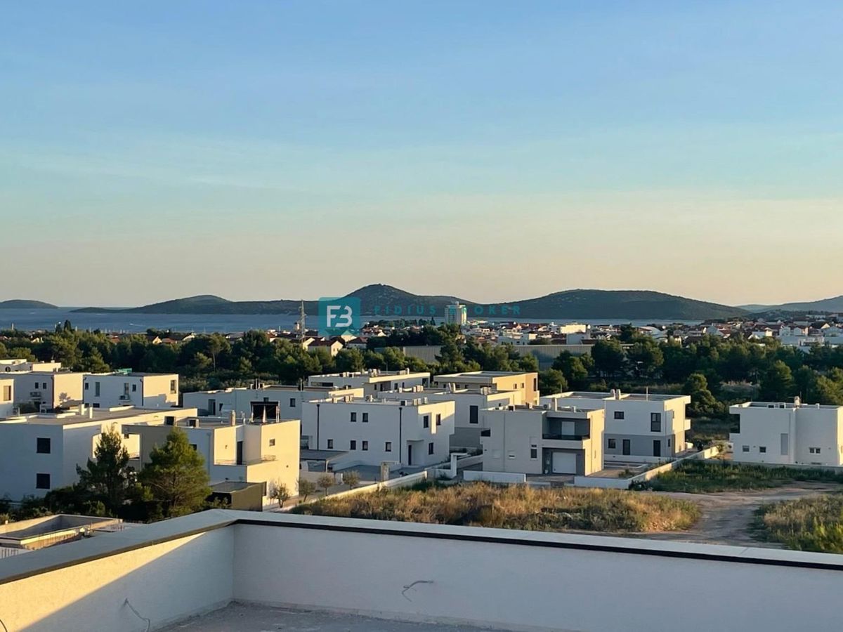 VODICE, novogradnja, dvoetažno stanovanje, pogled na morje, strešna terasa