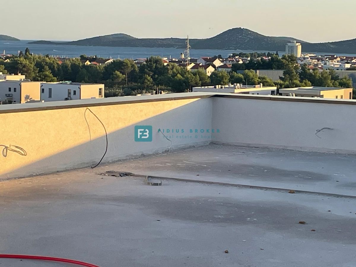 VODICE, novogradnja, dvoetažno stanovanje, pogled na morje, strešna terasa