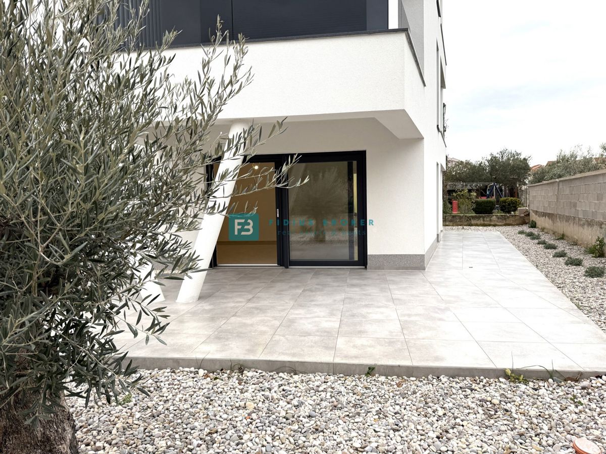 VODICE, novo, vseljivo, pritličje, vrt 128 m2, mirna lokacija