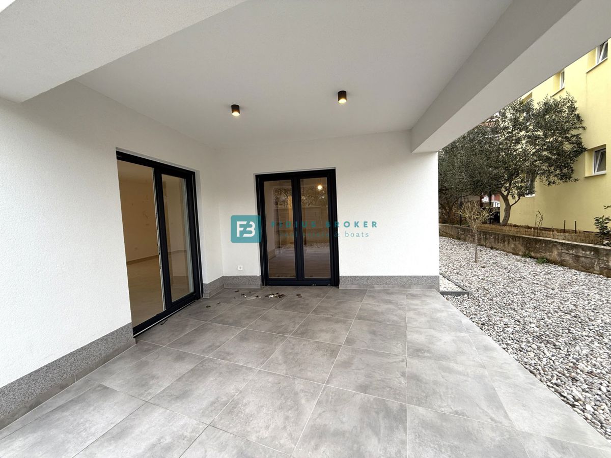 VODICE, novo, vseljivo, pritličje, vrt 128 m2, mirna lokacija