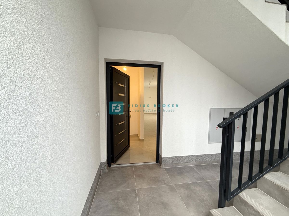 VODICE, novo, vseljivo, pritličje, vrt 128 m2, mirna lokacija