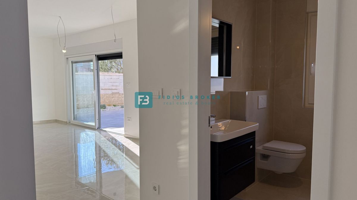 VODICE, novo, vseljivo, pritličje, vrt 128 m2, mirna lokacija