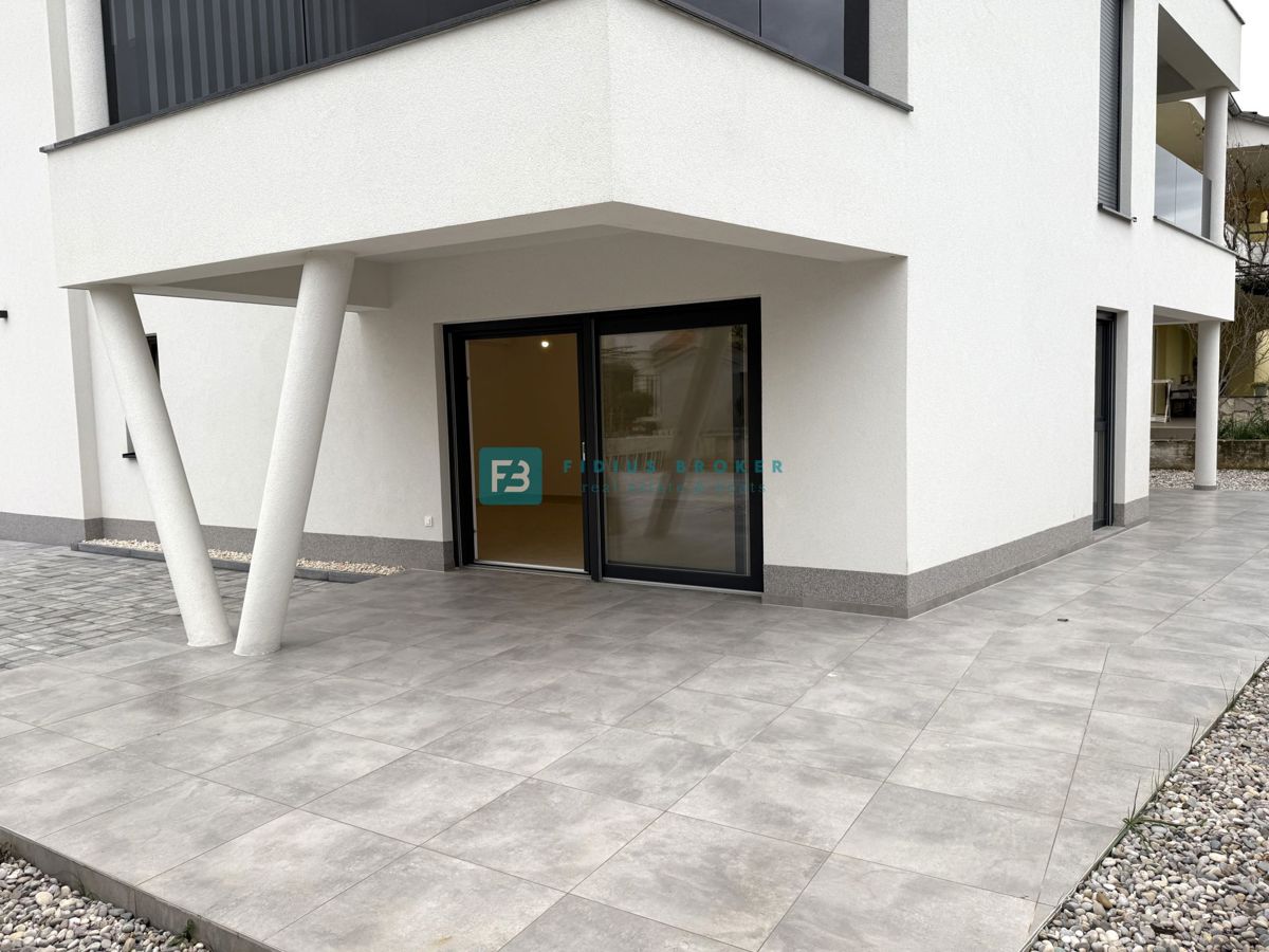 VODICE, novo, vseljivo, pritličje, vrt 128 m2, mirna lokacija