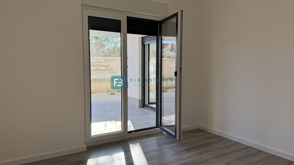 VODICE, novo, vseljivo, pritličje, vrt 128 m2, mirna lokacija