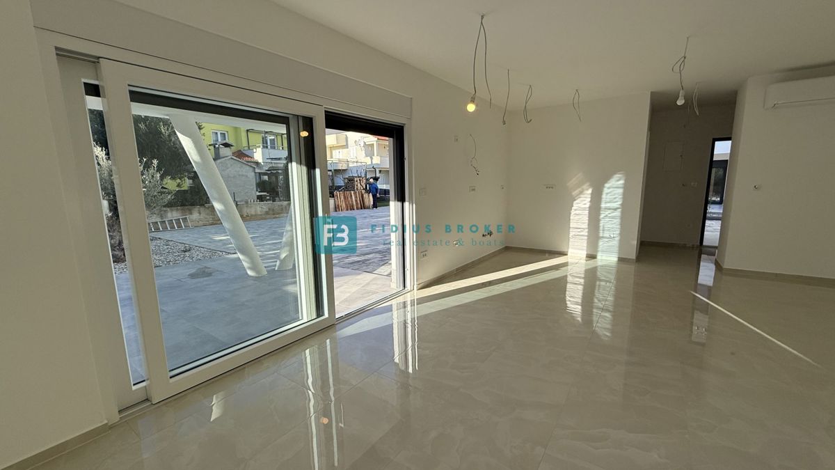 VODICE, novo, vseljivo, pritličje, vrt 128 m2, mirna lokacija