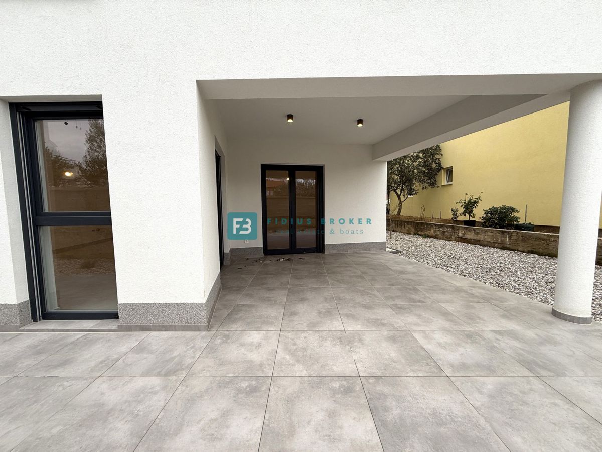 VODICE, novo, vseljivo, pritličje, vrt 128 m2, mirna lokacija