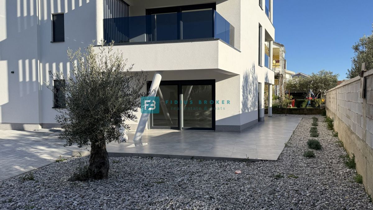 VODICE, novo, vseljivo, pritličje, vrt 128 m2, mirna lokacija