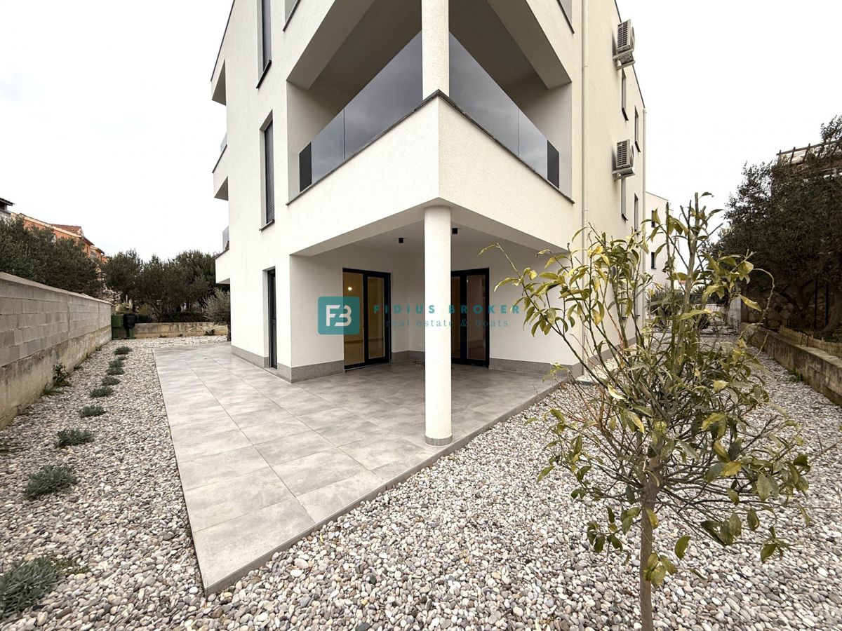 VODICE, novo, vseljivo, pritličje, vrt 128 m2, mirna lokacija