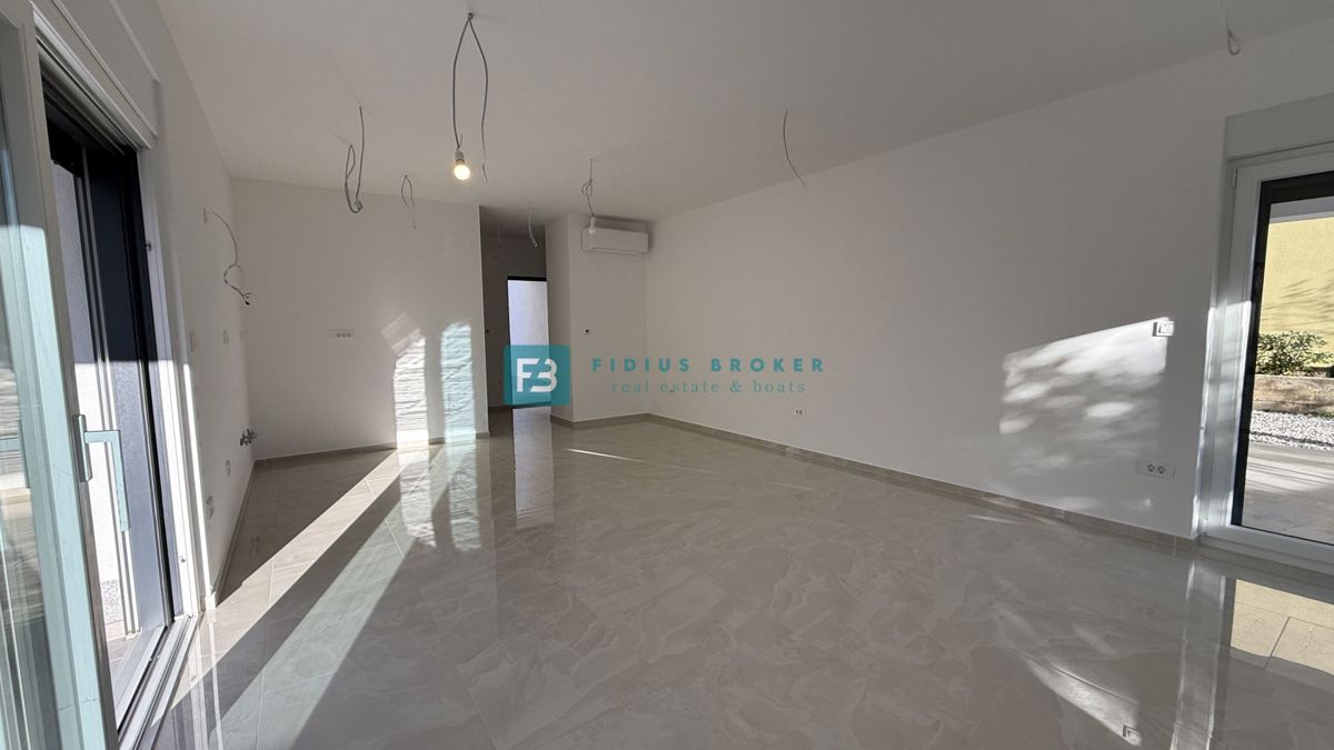 VODICE, novo, vseljivo, pritličje, vrt 128 m2, mirna lokacija