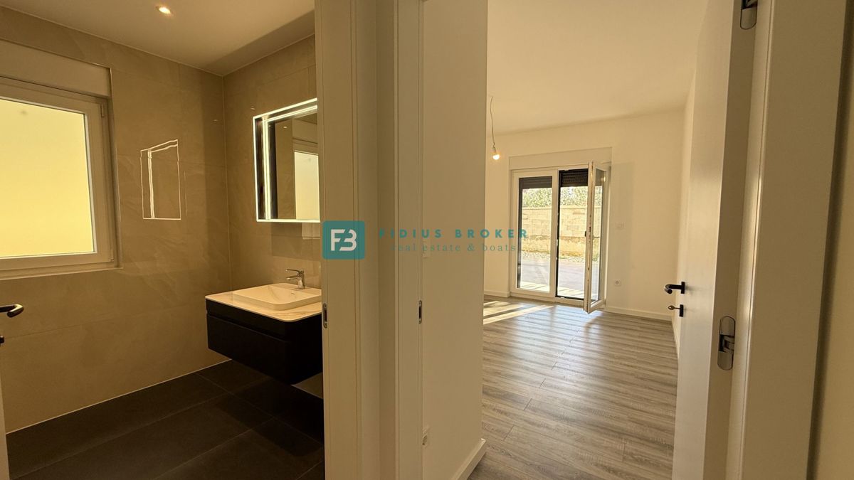 VODICE, novo, vseljivo, pritličje, vrt 128 m2, mirna lokacija