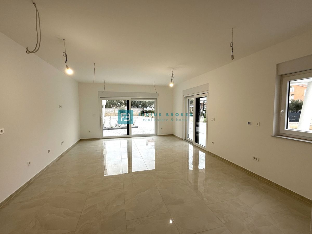 VODICE, novo, vseljivo, pritličje, vrt 123 m2, mirna lokacija