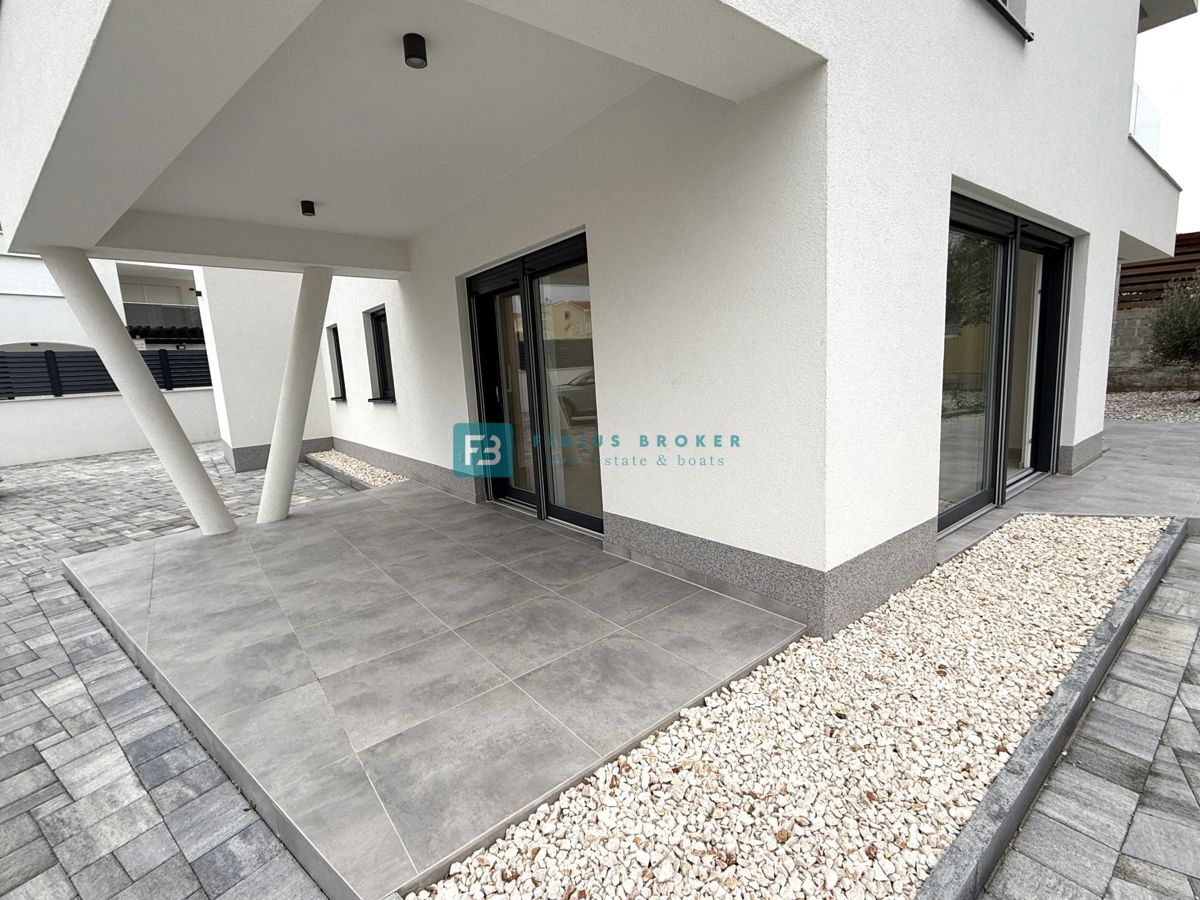 VODICE, novo, vseljivo, pritličje, vrt 123 m2, mirna lokacija