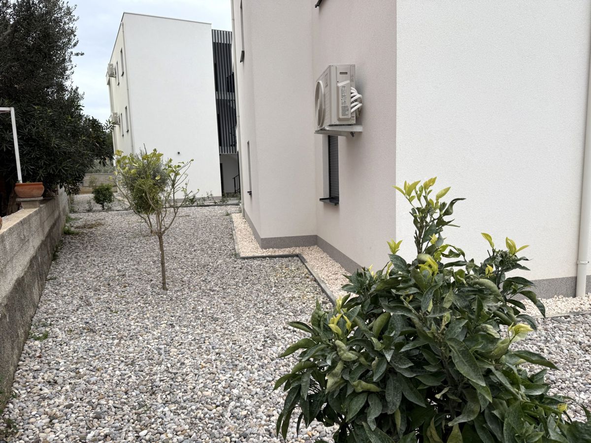 VODICE, novo, vseljivo, pritličje, vrt 123 m2, mirna lokacija