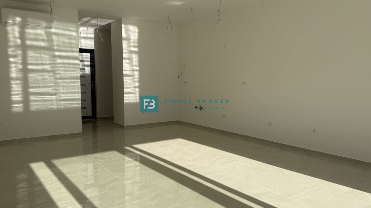 VODICE, novo, vseljivo, pritličje, vrt 123 m2, mirna lokacija