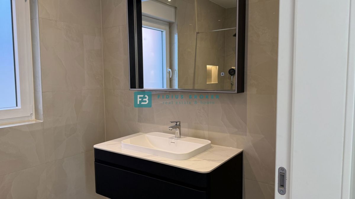 VODICE, novo, vseljivo, pritličje, vrt 123 m2, mirna lokacija