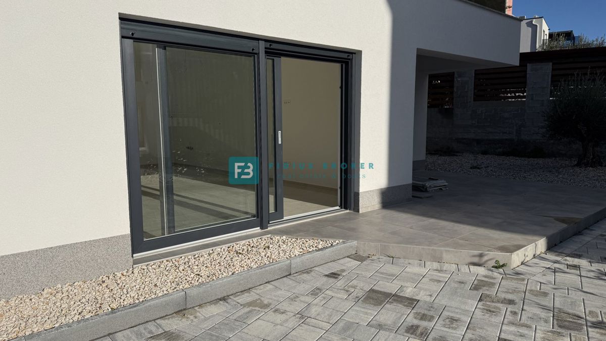 VODICE, novo, vseljivo, pritličje, vrt 123 m2, mirna lokacija